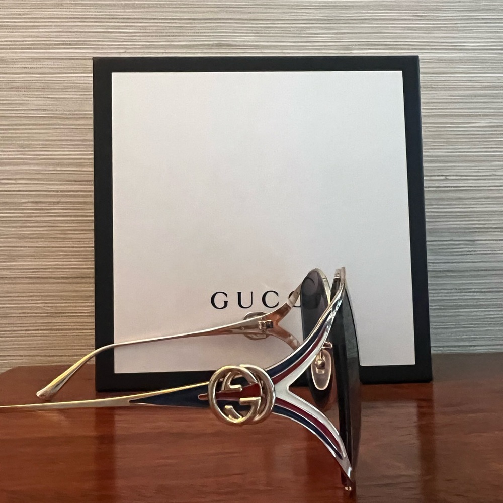 Women’s Gucci sunglasses